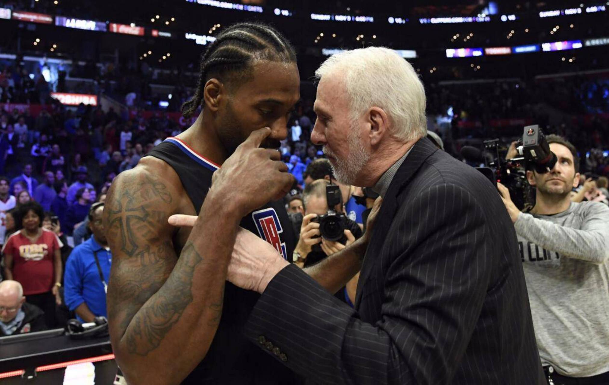 快船惊险取胜马刺，继续保持不败