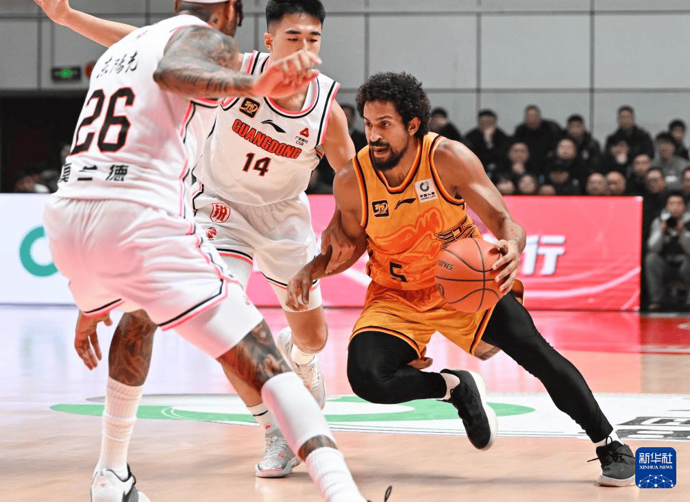 包含江苏男篮客场战胜对手，提升排名的词条