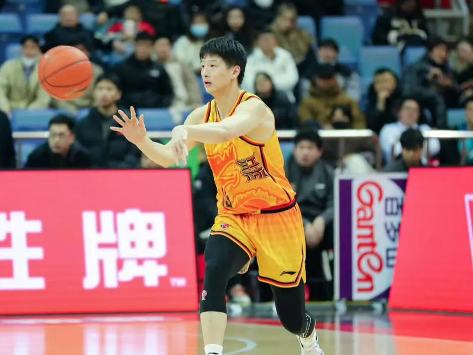 包含江苏男篮客场战胜对手，提升排名的词条