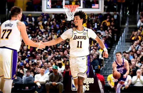 包含湖人队以分领先太阳队成功保持主场优势的词条