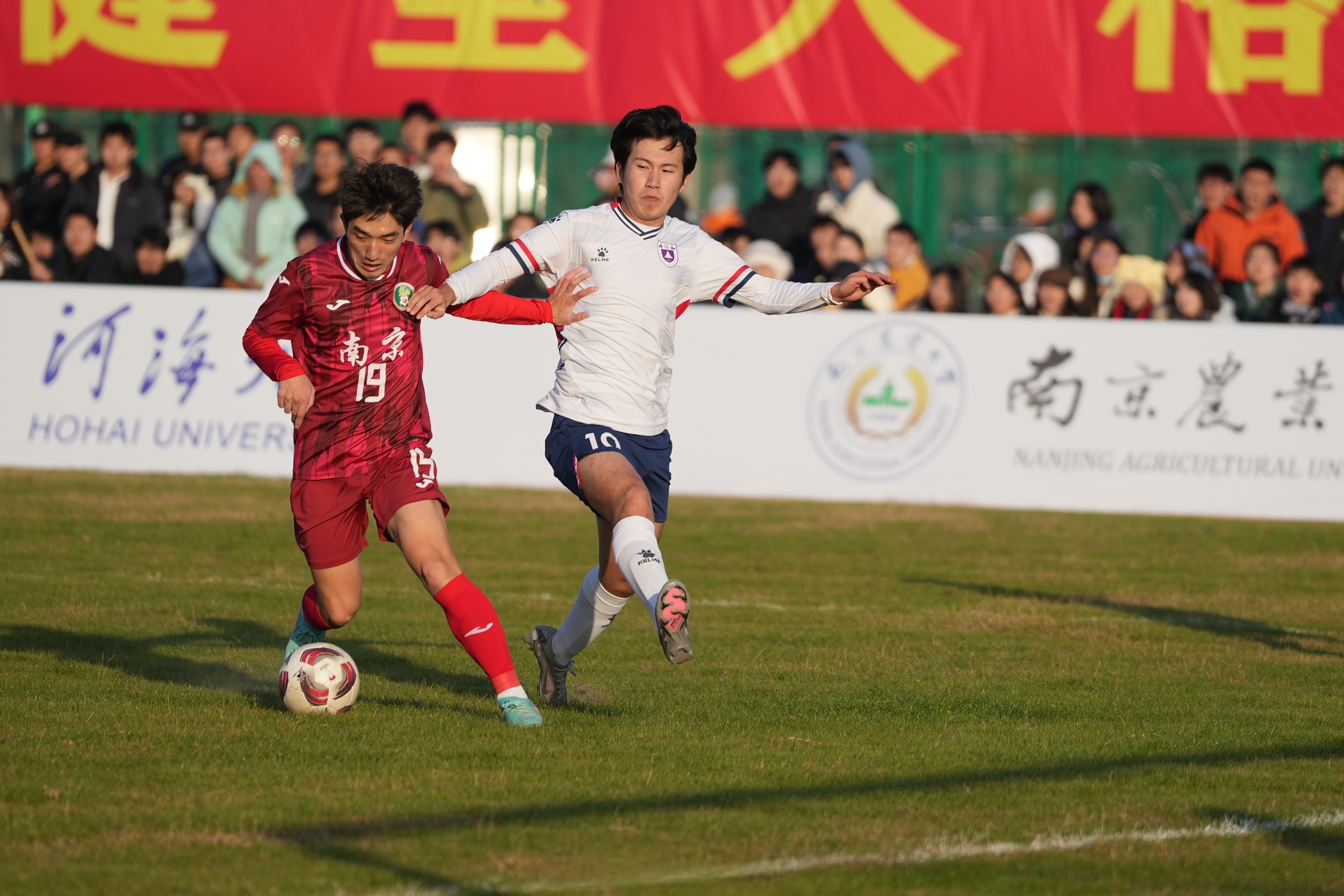 足球比赛中精彩瞬间引发观众欢呼 足球比赛中精彩瞬间引发观众欢呼