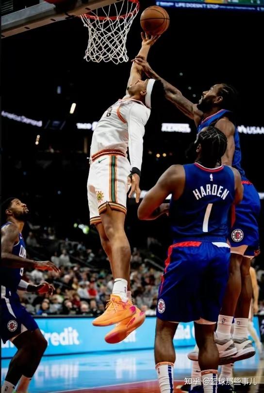 快船客场战胜猛龙,实现两连胜 快船客场战胜猛龙,实现两连胜