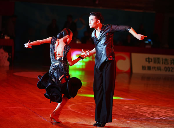 关于体育舞蹈赛:西班牙选手激情表演的信息 关于体育舞蹈赛:西班牙选手激情表演的信息