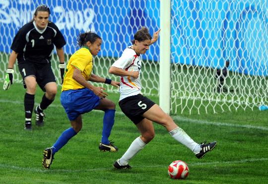 体育赛场：女子足球比赛成焦点