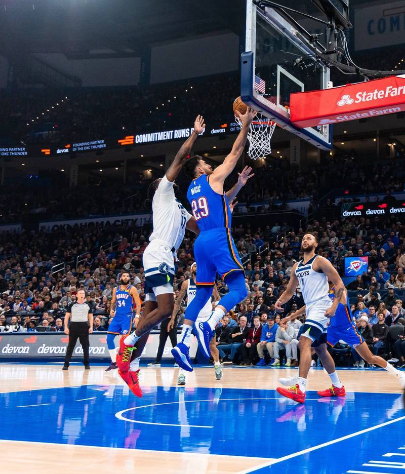 曼城客场击败莱切斯特城，斯特林缔造关键进球