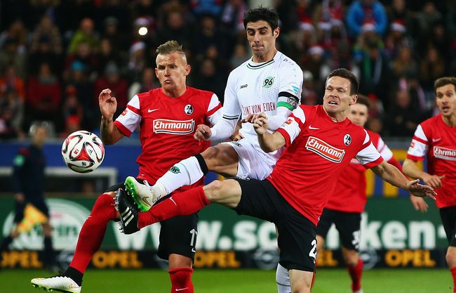 包含奥格斯堡单刀直入，主场凭一球惜败弗赖堡的词条