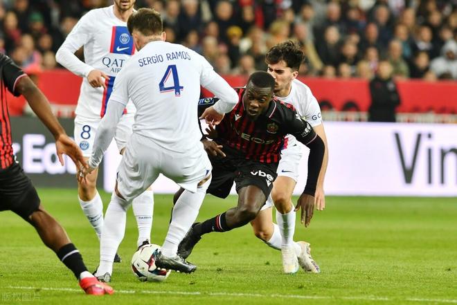 朗斯队在激烈比赛中取得关键胜利