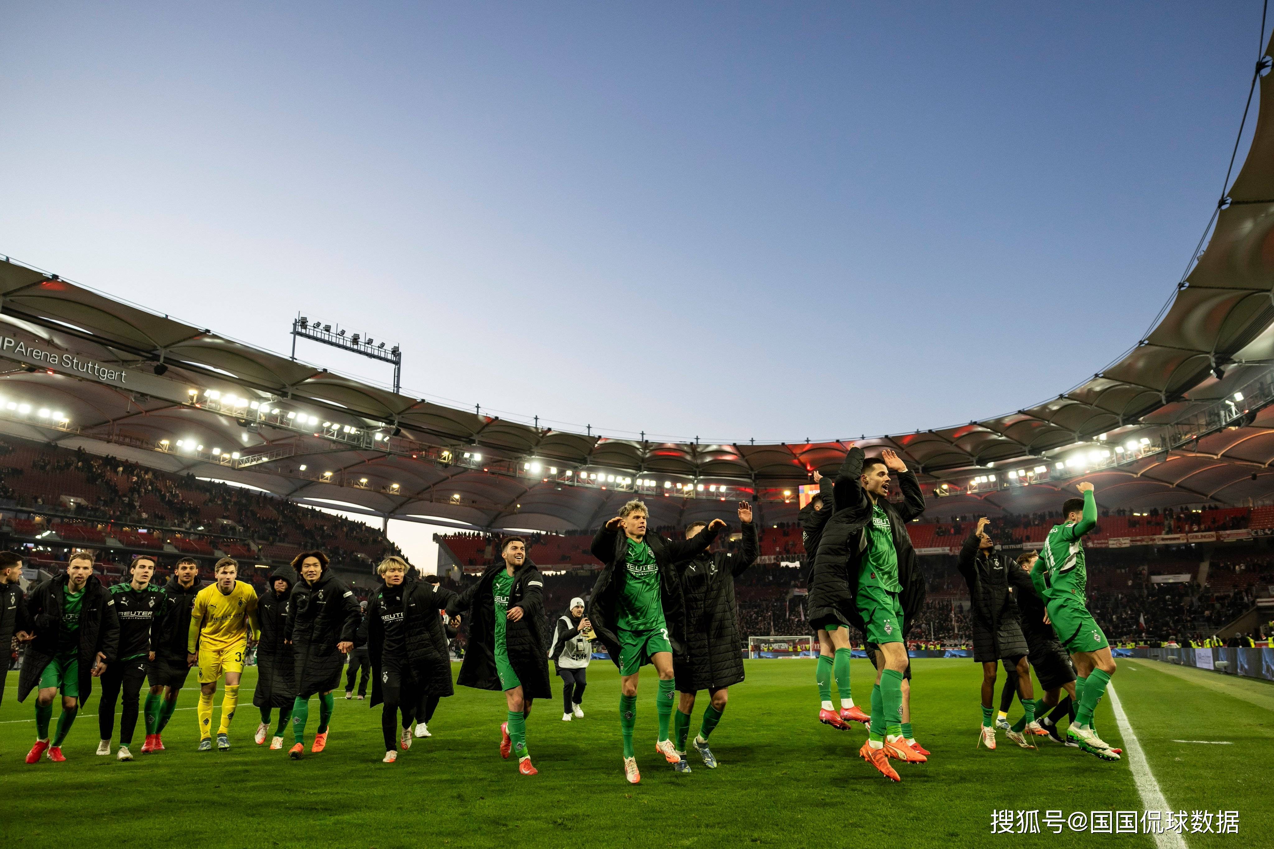 足球联赛激烈对决成为焦点话题 足球联赛激烈对决成为焦点话题