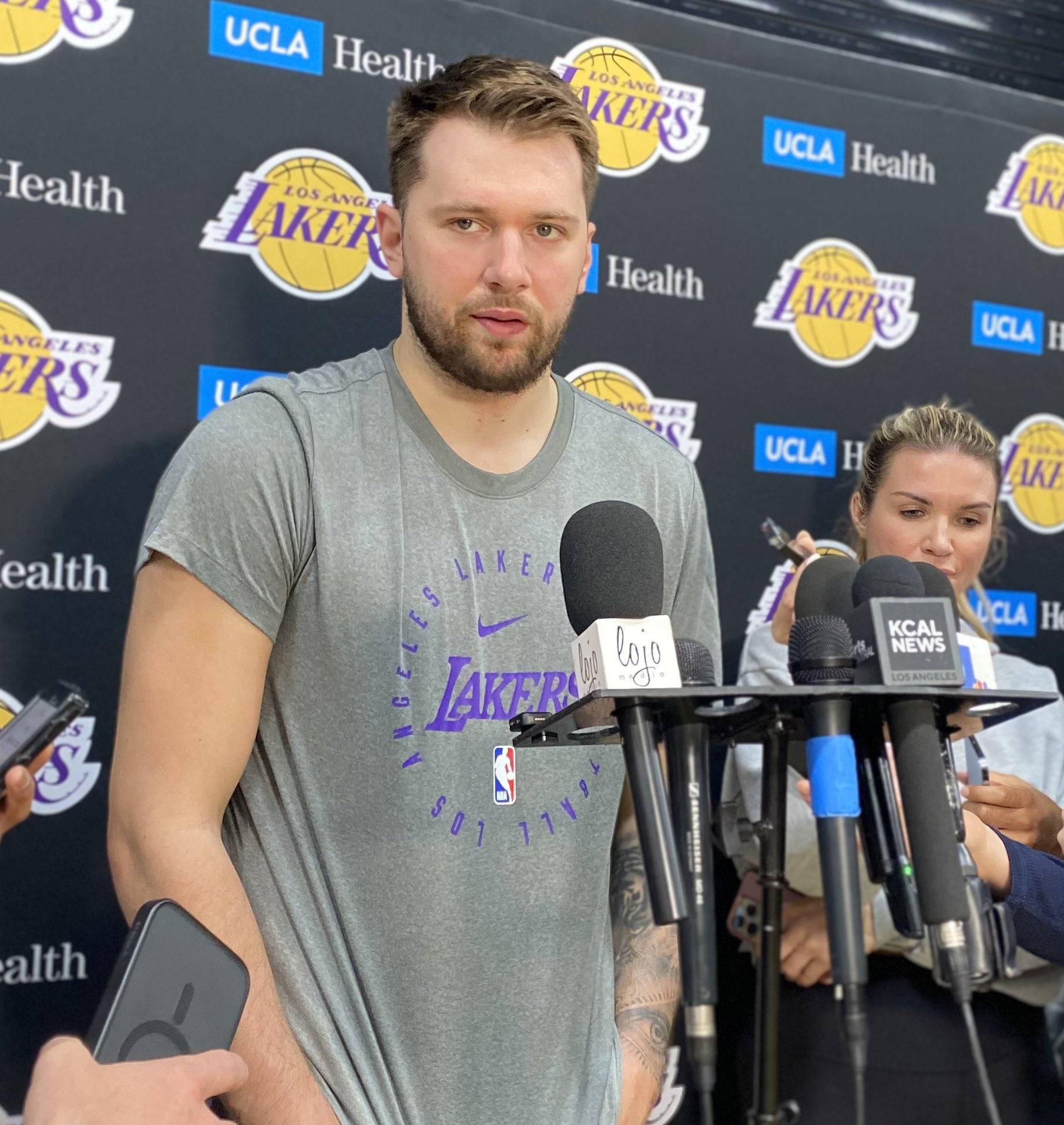 关于湖人在迪拜伤退引热议的信息 关于湖人在迪拜伤退引热议的信息