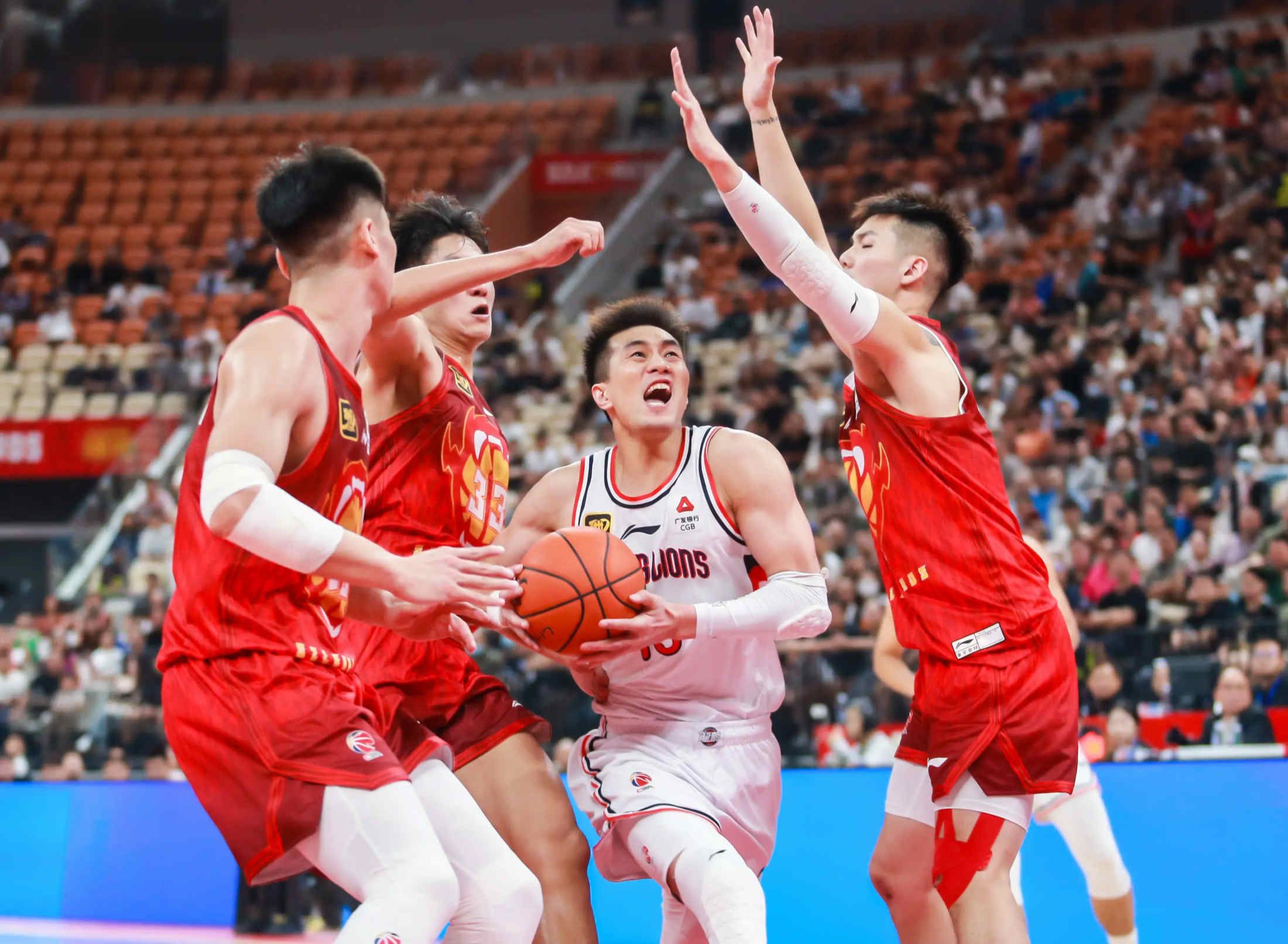 广东男篮惨败新疆队,遭遇两连败 广东男篮惨败新疆队,遭遇两连败