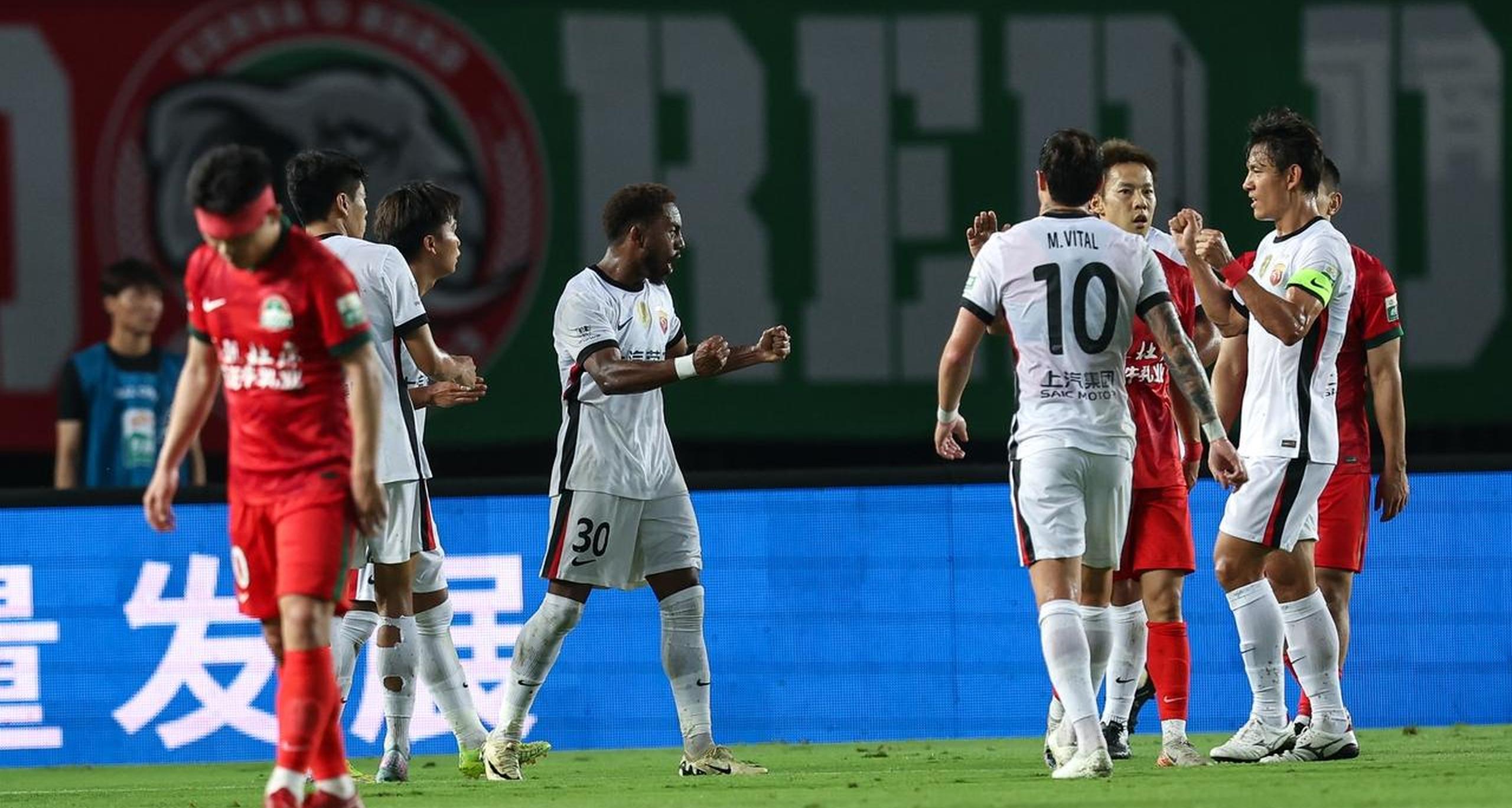 上海申花客场击败对手,稳固领先位置的简单介绍 上海申花客场击败对手,稳固领先位置的简单介绍