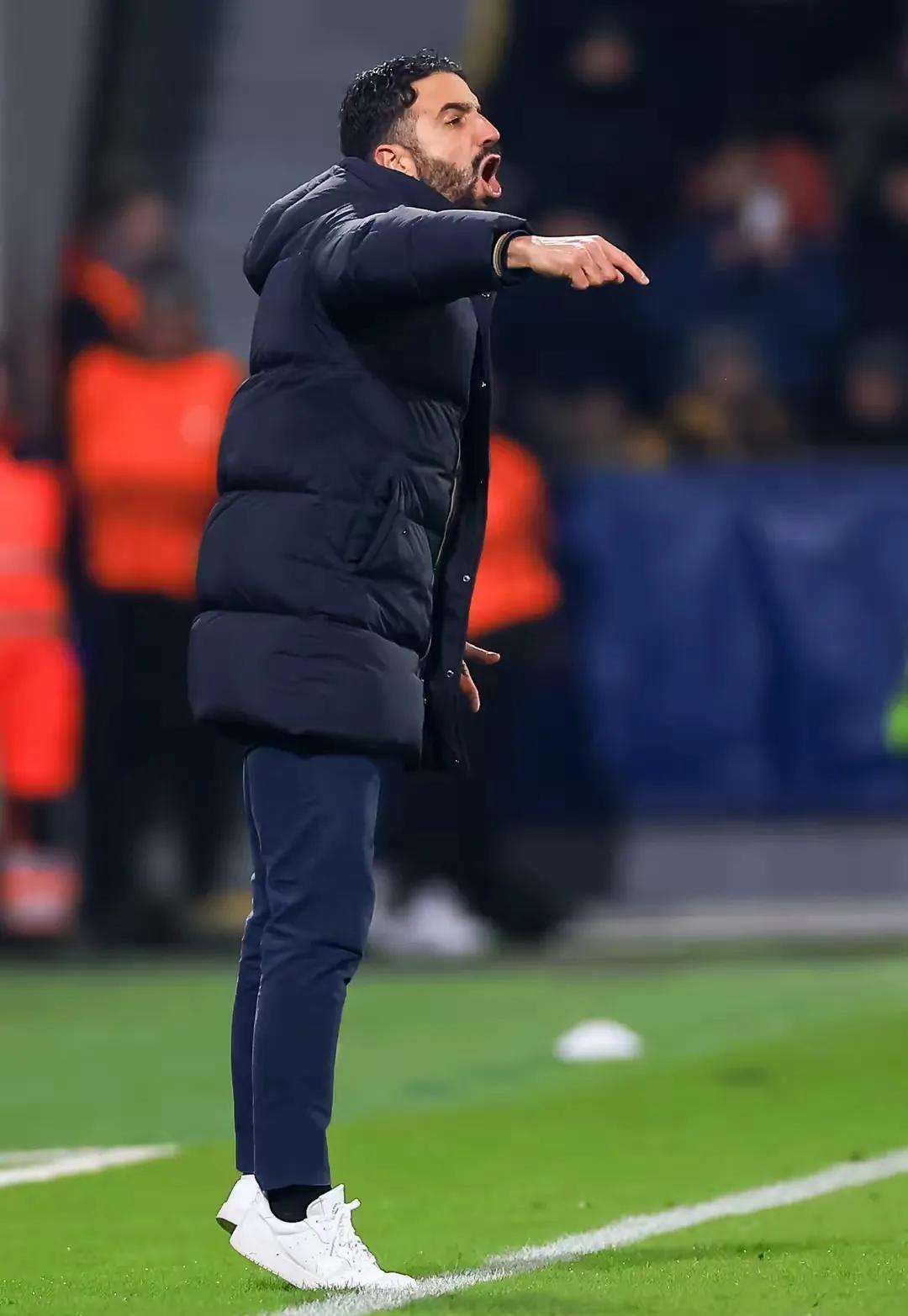 曼联前锋状态低迷，球迷呼吁换帅