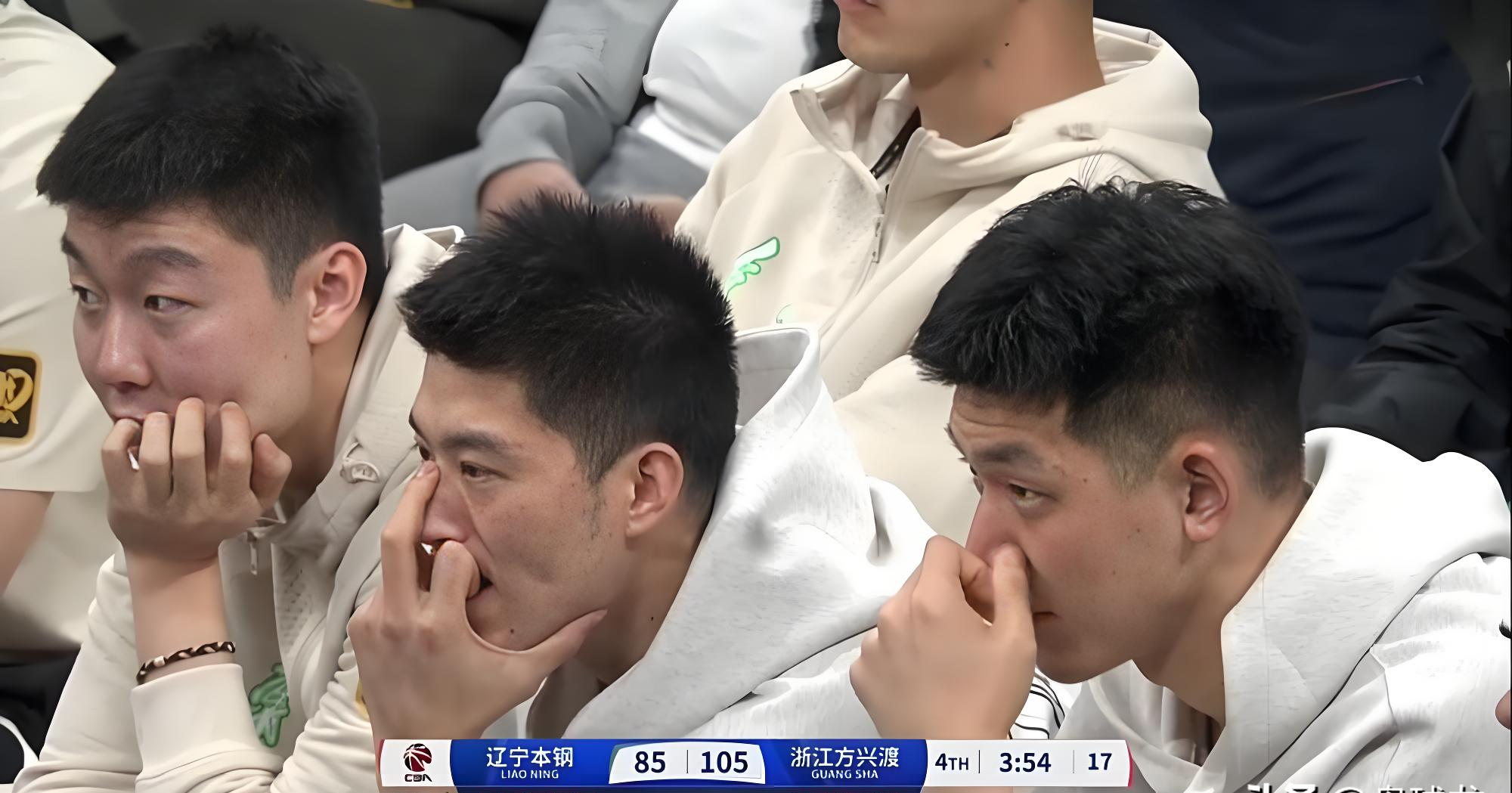 奋力追赶比分的场面，球迷情绪高涨的简单介绍