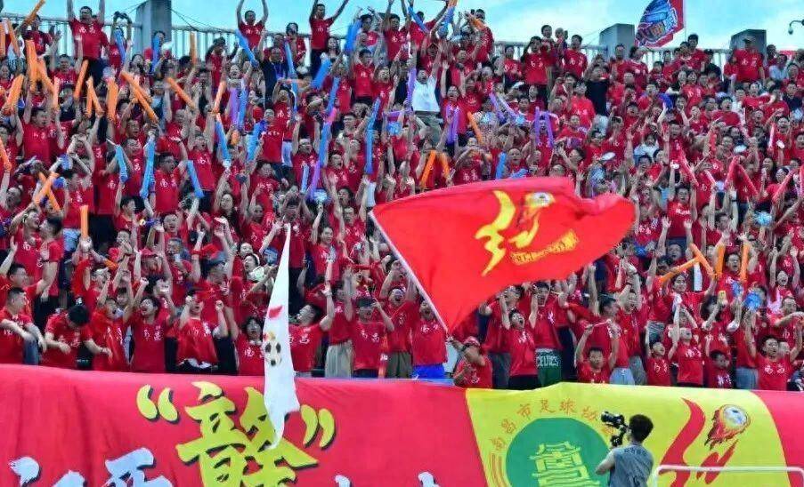 热闹足球比赛即将开打,球迷们掀起一场狂欢的简单介绍 热闹足球比赛即将开打,球迷们掀起一场狂欢的简单介绍