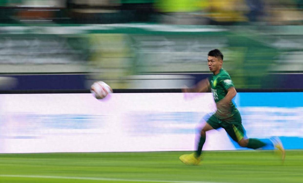 国安球员训练态度认真,备战下轮比赛 国安球员训练态度认真,备战下轮比赛