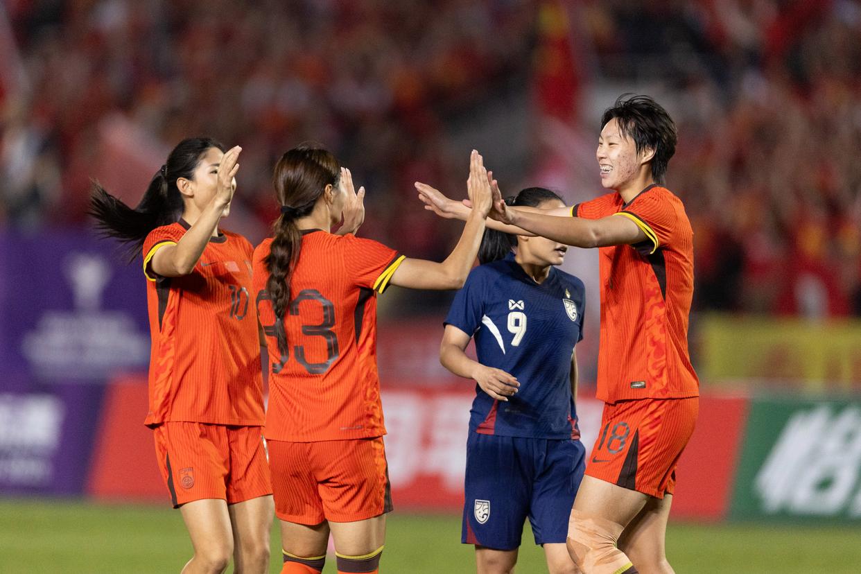 中国女足队员发挥出色,斩获多个国际比赛冠军 中国女足队员发挥出色,斩获多个国际比赛冠军