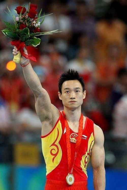 体操新星光芒四射，夺得金牌