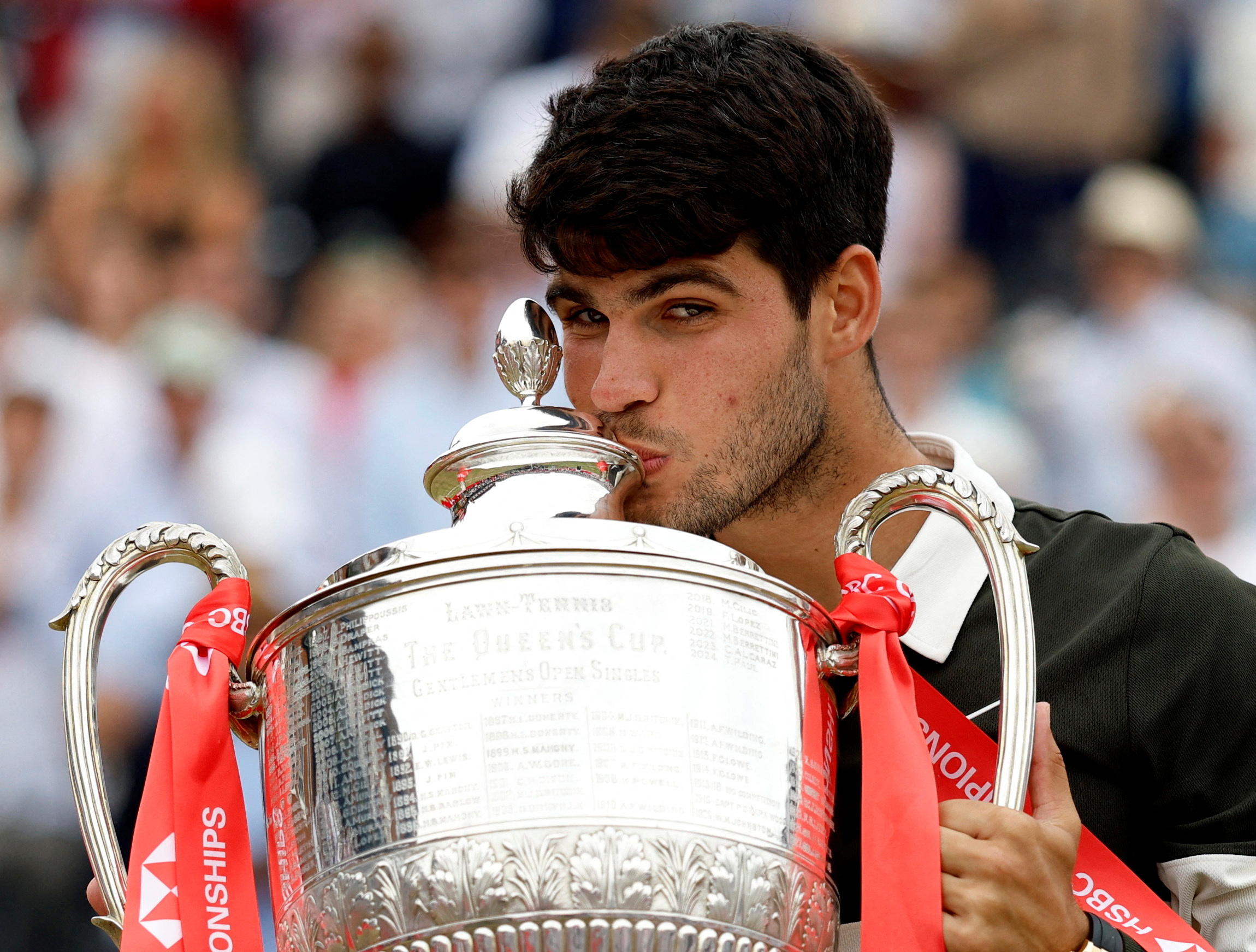 包含意大利网球队绝杀世界网球队，阿尔卡拉斯送出助攻的词条